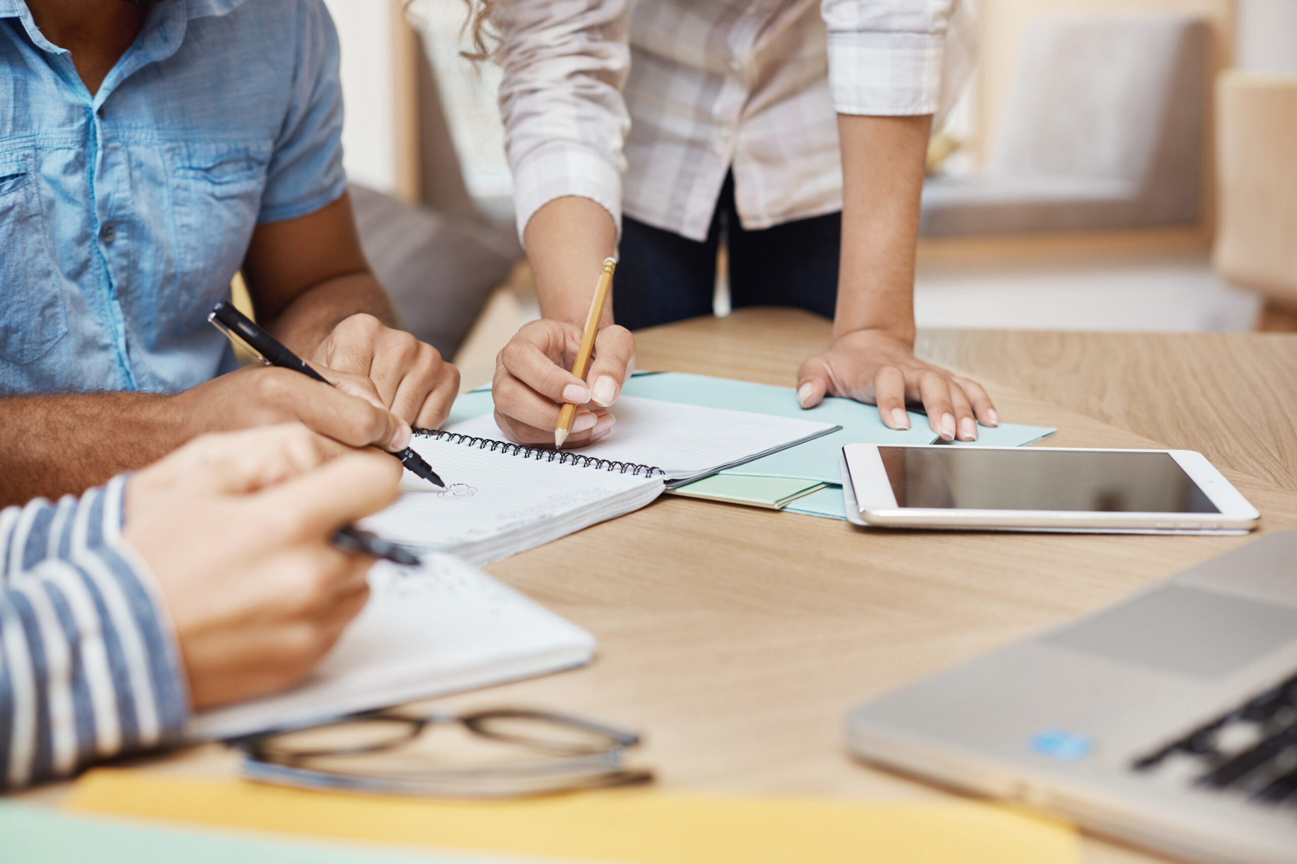 Groupe de professionnels travaillant ensemble autour d’une table dans un espace de coworking