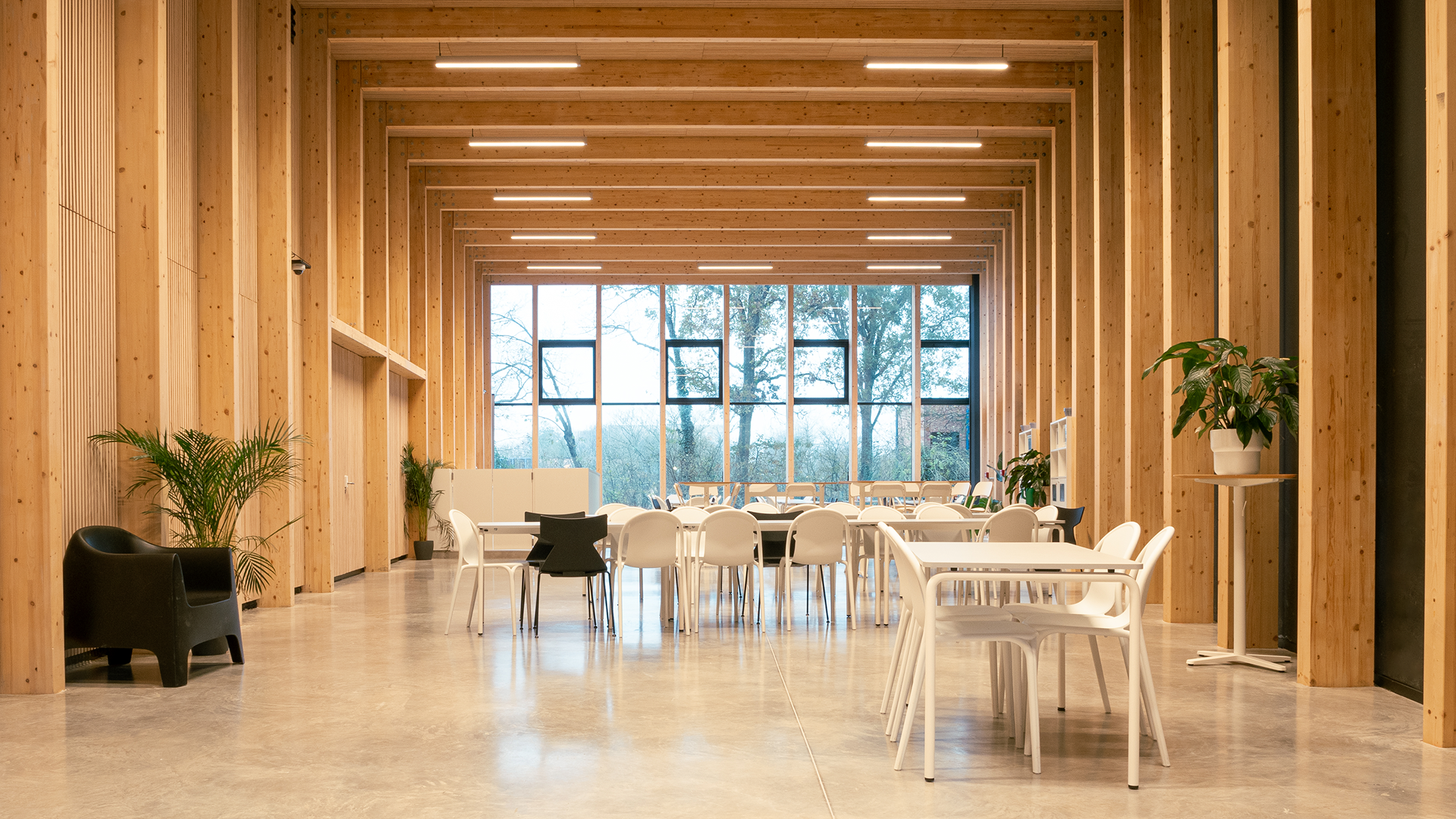 Espace de travail lumineux avec architecture contemporaine et poutres apparentes Creative Seeds