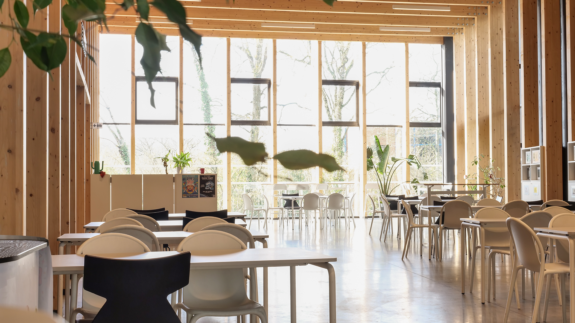 Architecture moderne avec hall lumineux, grandes tables et poutres apparentes à Cesson-Sévigné