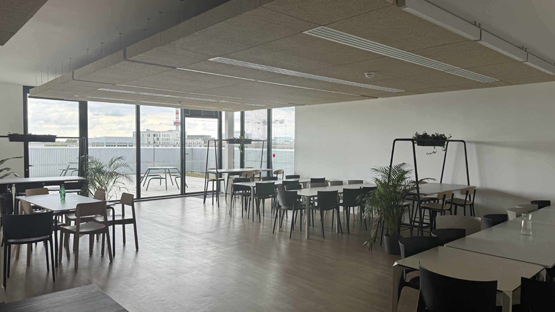 Cafétéria moderne cuisine équipée tables et chaises accès rooftop pour la location de salle au Lieu Creative Seeds