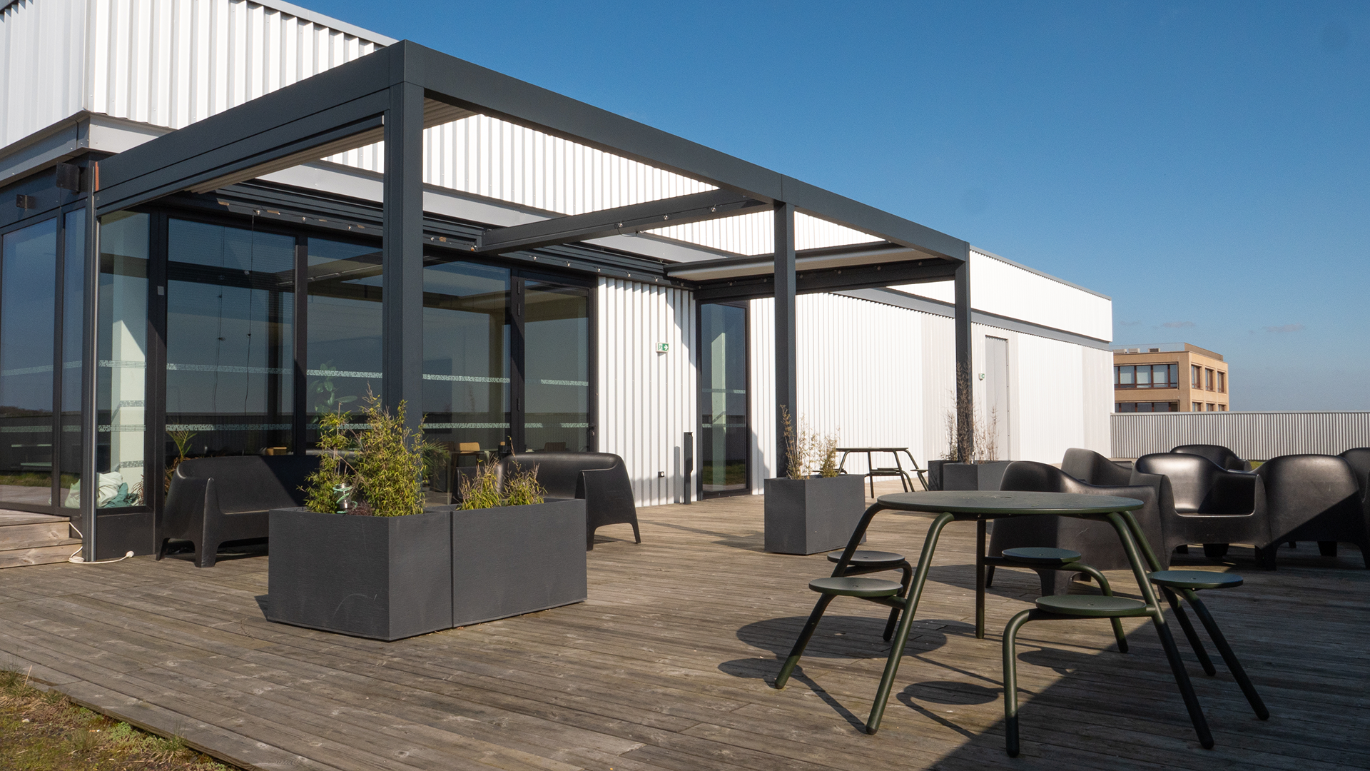 Tables bancs et pergola sur rooftop ensoleillé Lieu Creative Seeds Cesson-Sévigné